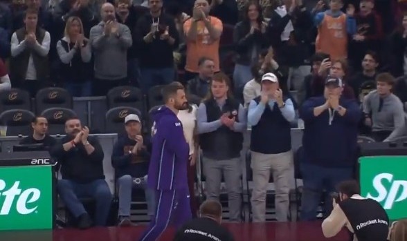 开云app下载-青春的回忆！骑士主场致敬乐福 所有观众起立鼓掌欢呼！