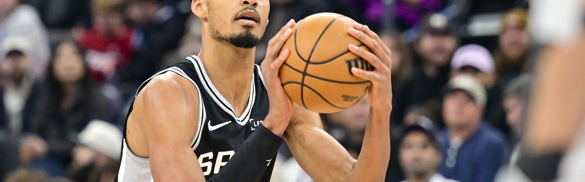 开云app下载-外线没开！文班亚马半场三分球4中0拿到8分8板2帽